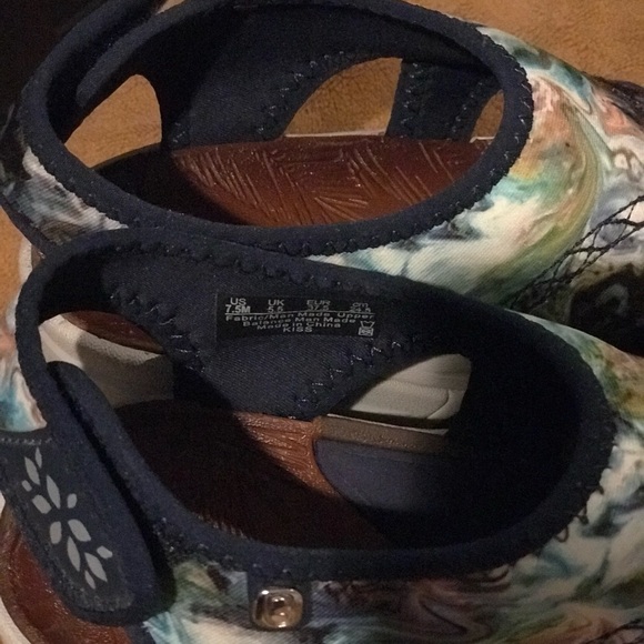 BEEZEE Sandals - Picture 3 of 3